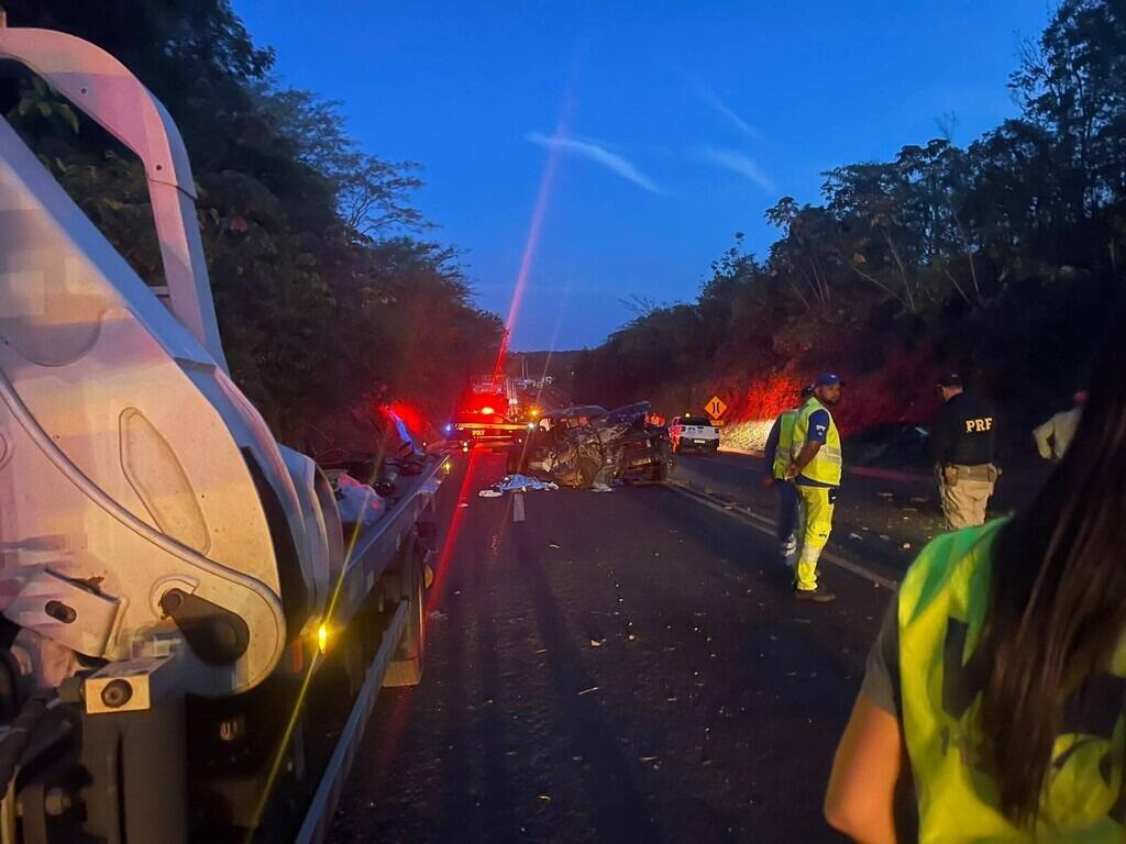 Homem e mulher morrem após colisão frontal entre caminhonete e carreta na BR-158 em Paranaíba