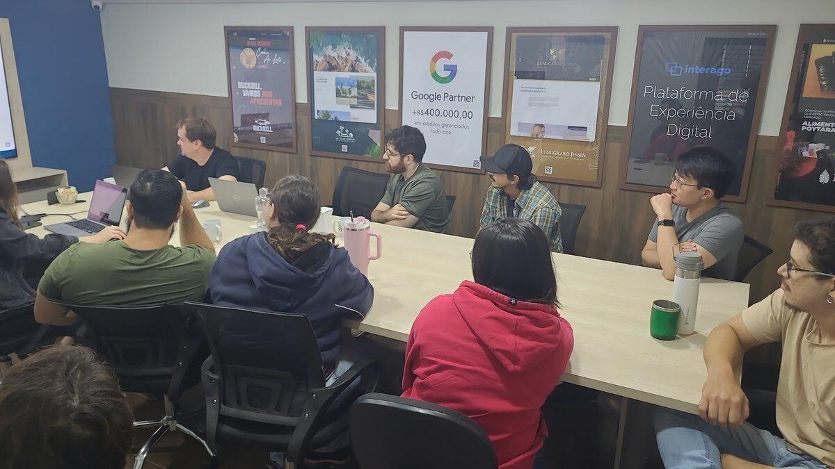 Equipe da Eco Webdesign em reunião