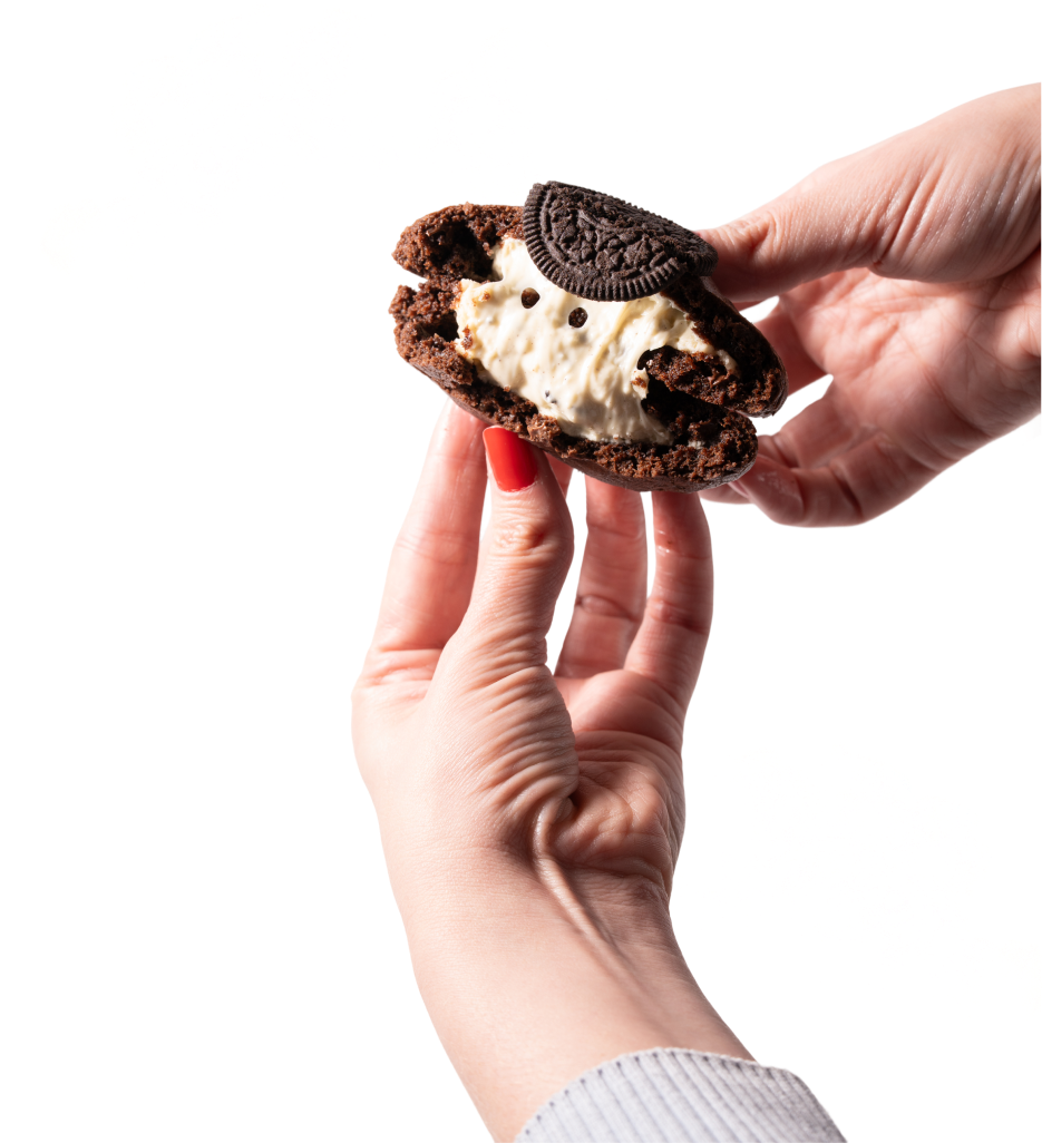 Cliente saboreando American Cookies
