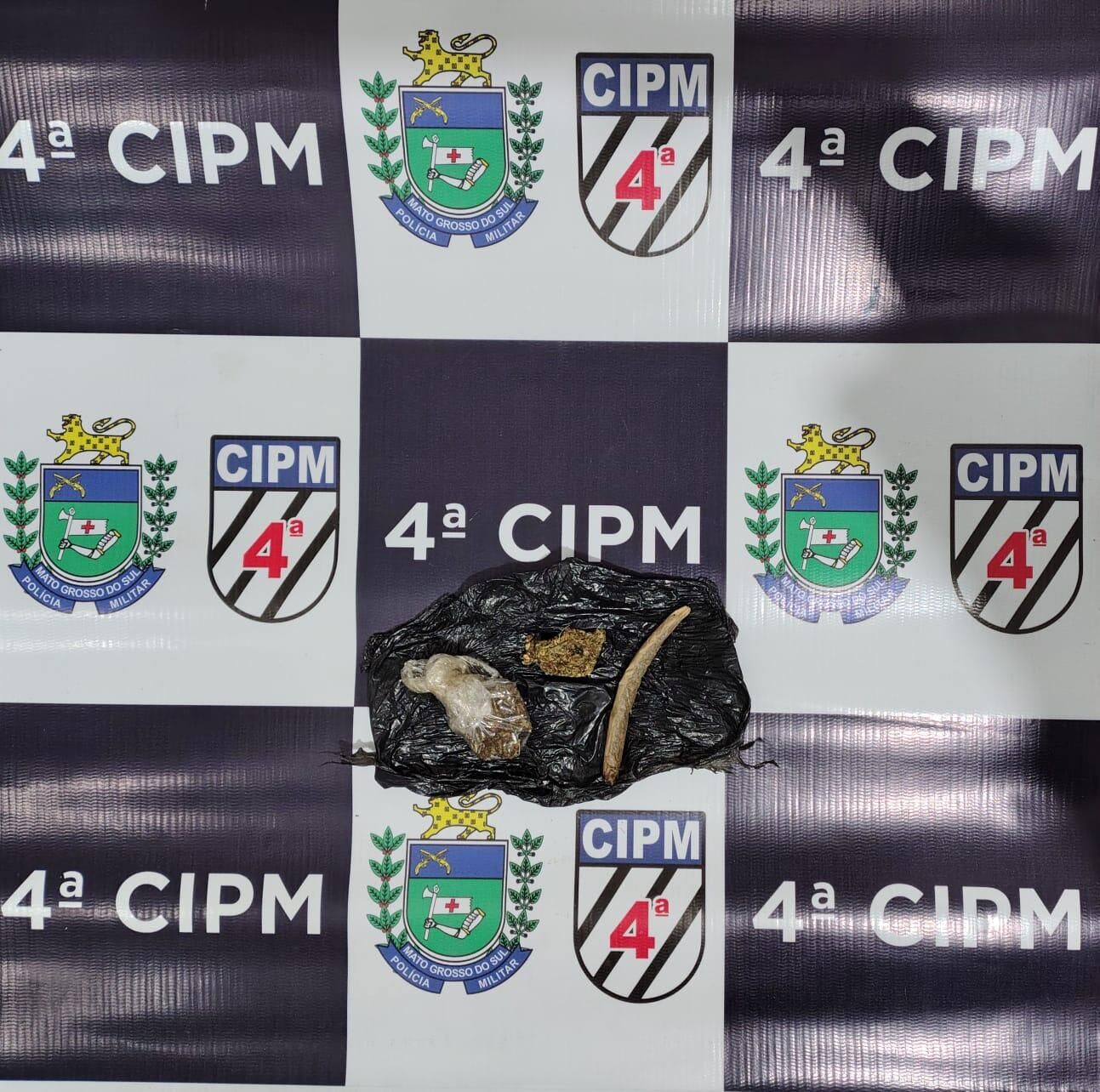 Imagem da notícia Suspeito é levado à delegacia após PM apreender maconha durante abordagem em Chapadão do Sul