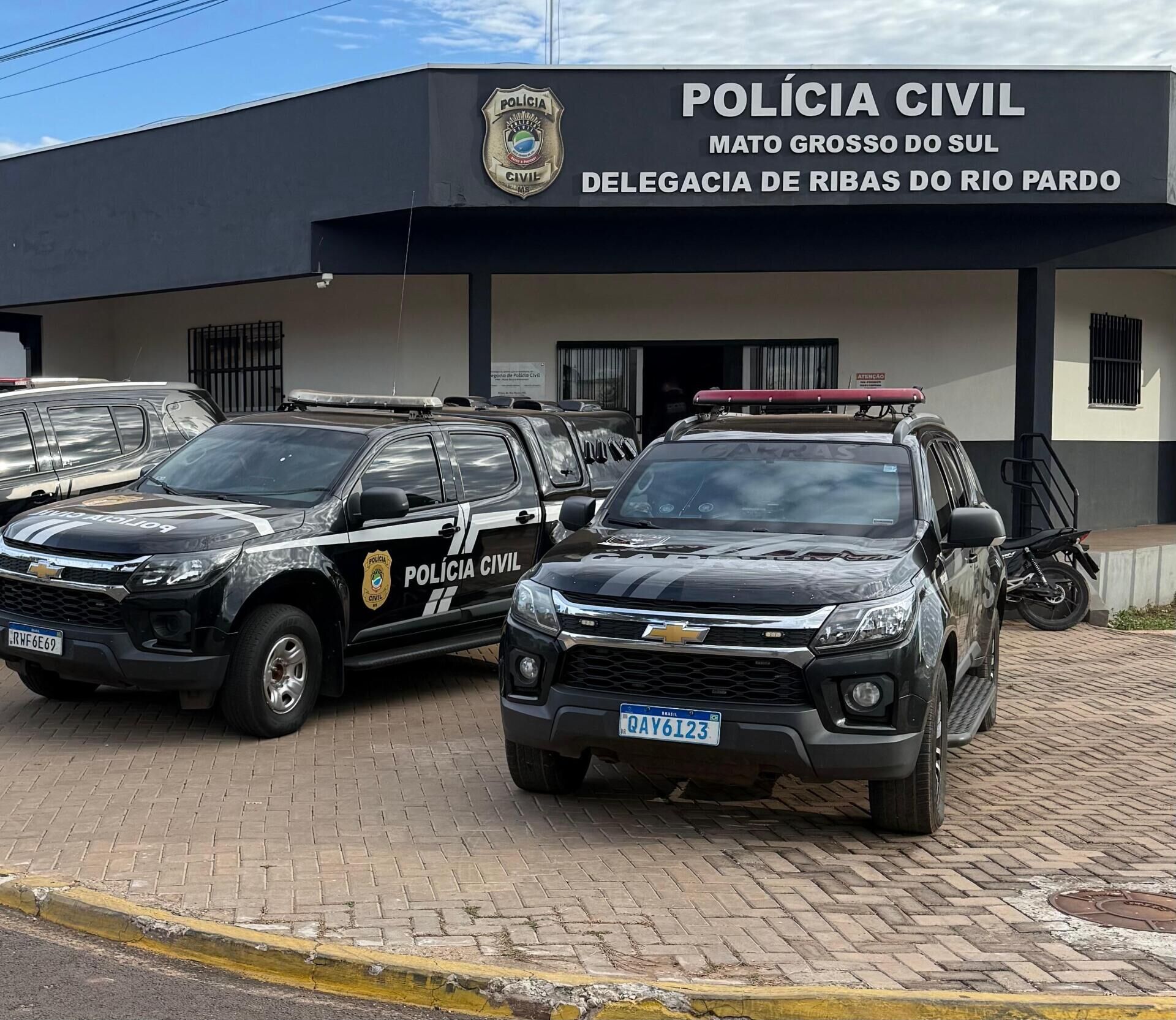 Imagem da notícia Homem investigado por violência doméstica tenta fugir da Polícia Civil e é preso em Ribas do Rio Pardo