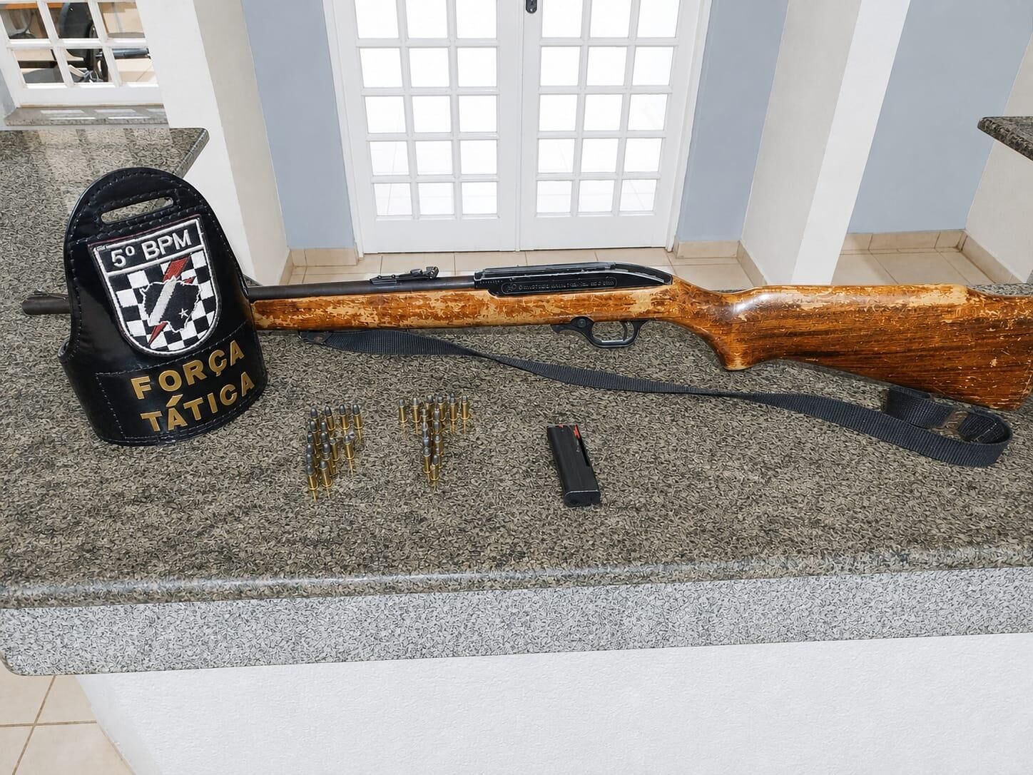 Ilustração da notícia Homem é preso pela Polícia Militar e tem arma e munições apreendidas em Coxim da MS Todo dia