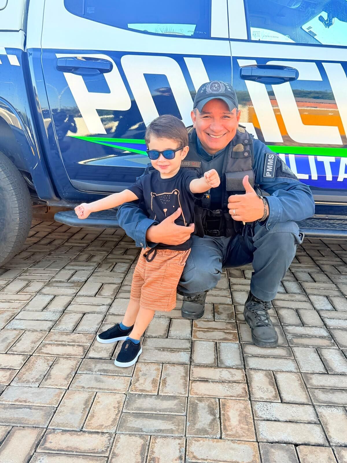Imagem ilustrativa da matéria Sonho do pequeno Henrico, de 2 anos, emociona policiais durante visita ao 5º BPM em Coxim