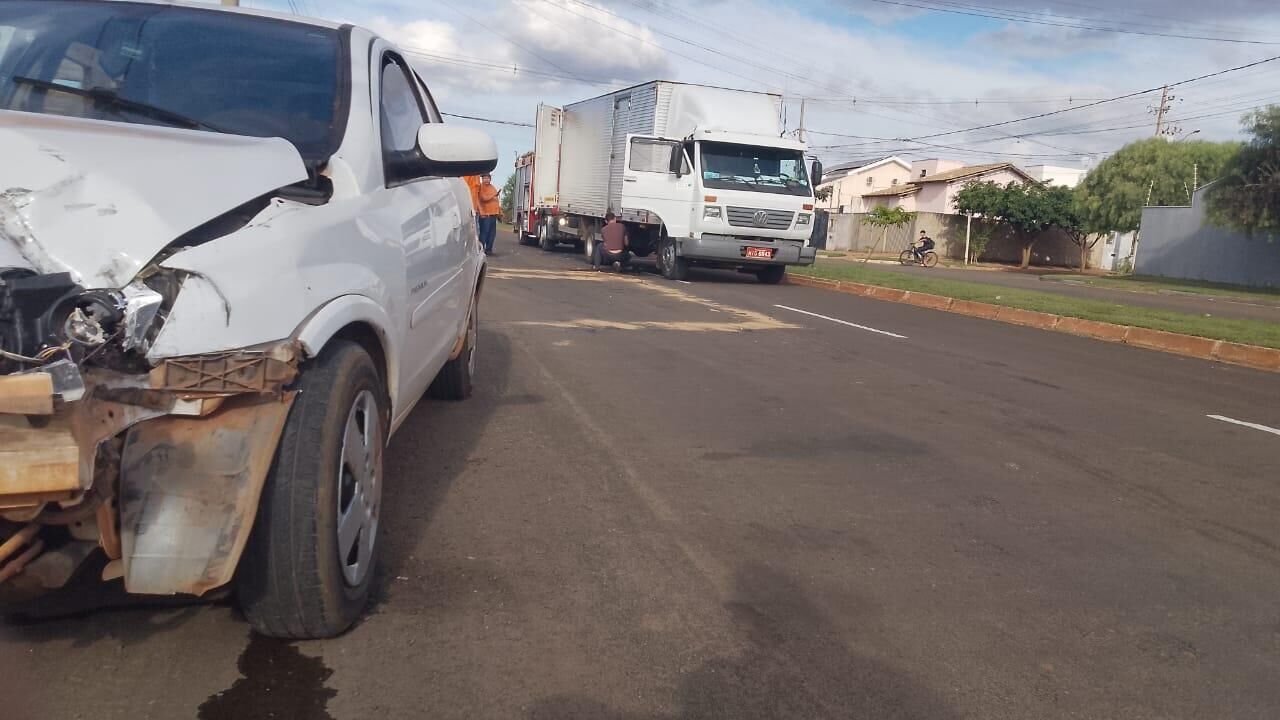 Imagem da notícia Acidente entre carro e caminhão deixa óleo espalhado na pista em Chapadão do Sul