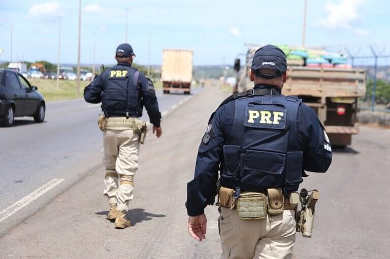 Imagem da notícia Motorista abandona caminhonete com drogas durante tentativa de fuga da PRF em Paranaíba
