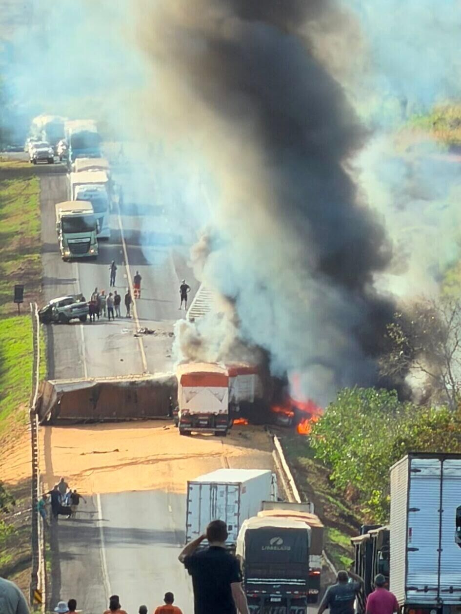 Imagem da notícia Colisão entre carretas interdita rodovia entre Cassilândia e Paranaíba e provoca longo congestionamento