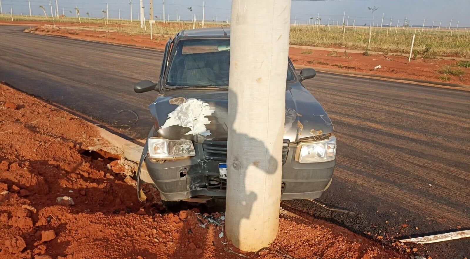 Ilustração da notícia Motorista sem CNH é preso por embriaguez após bater carro contra poste em Chapadão do Sul da MS Todo dia