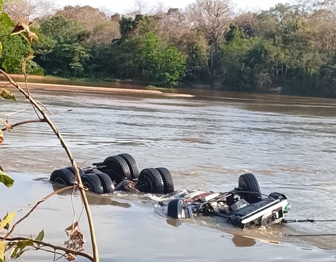 Ilustração da notícia Carreta que caiu no Rio Taquari após ponte desabar é retirada em Coxim da MS Todo dia