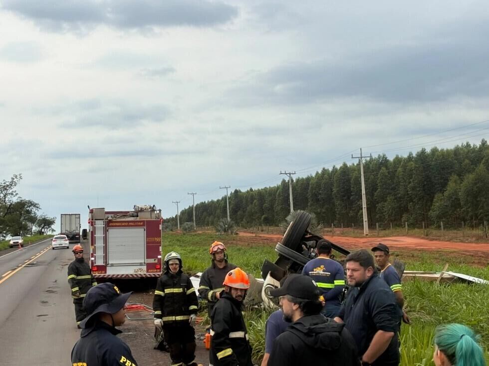 Imagem ilustrativa da matéria Caminhoneiro morre após tombamento de carreta na BR-267 em Mato Grosso do Sul