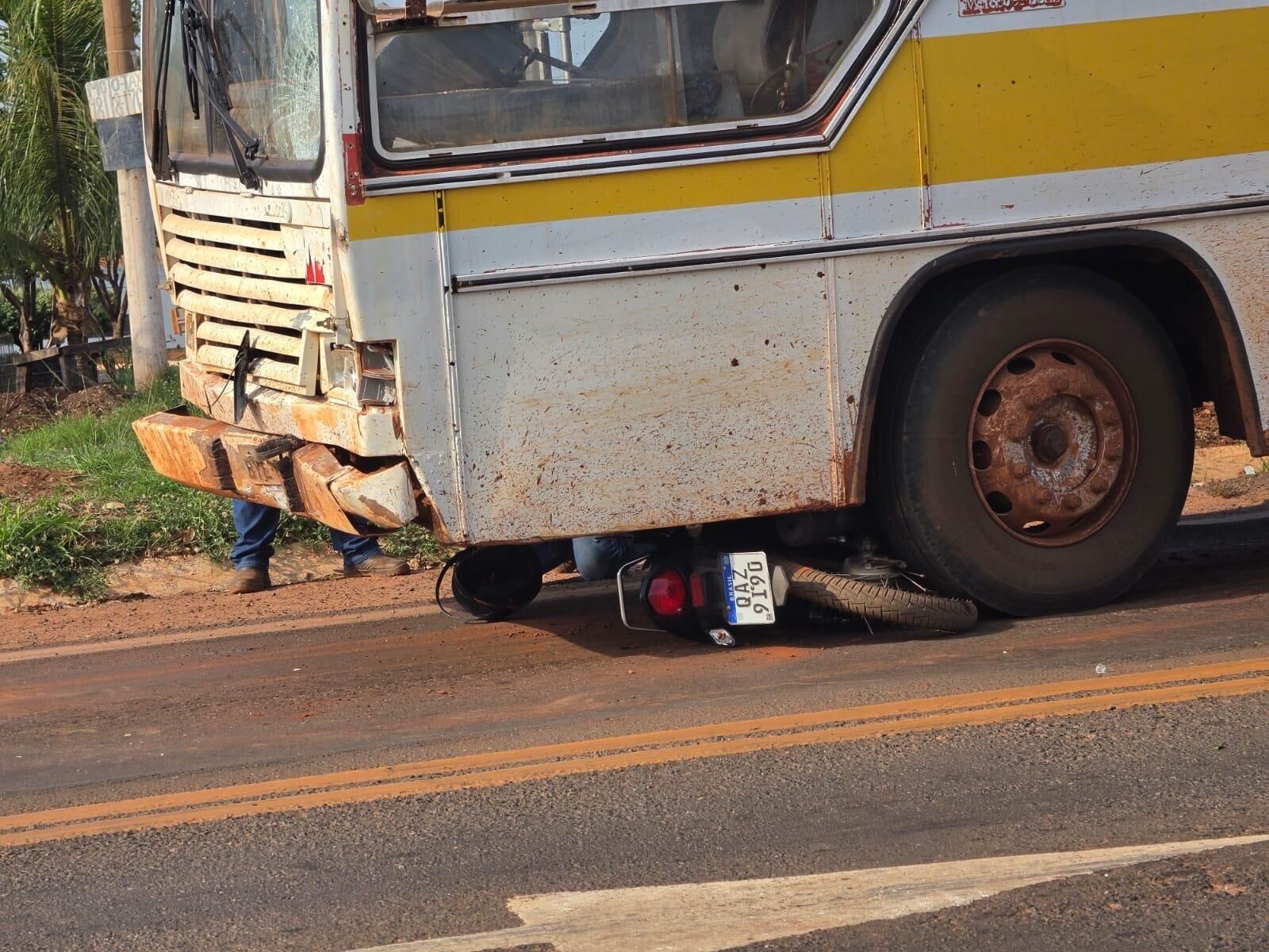Ilustração da notícia Adolescente de 16 anos morre após batida entre moto e ônibus em Paranaíba