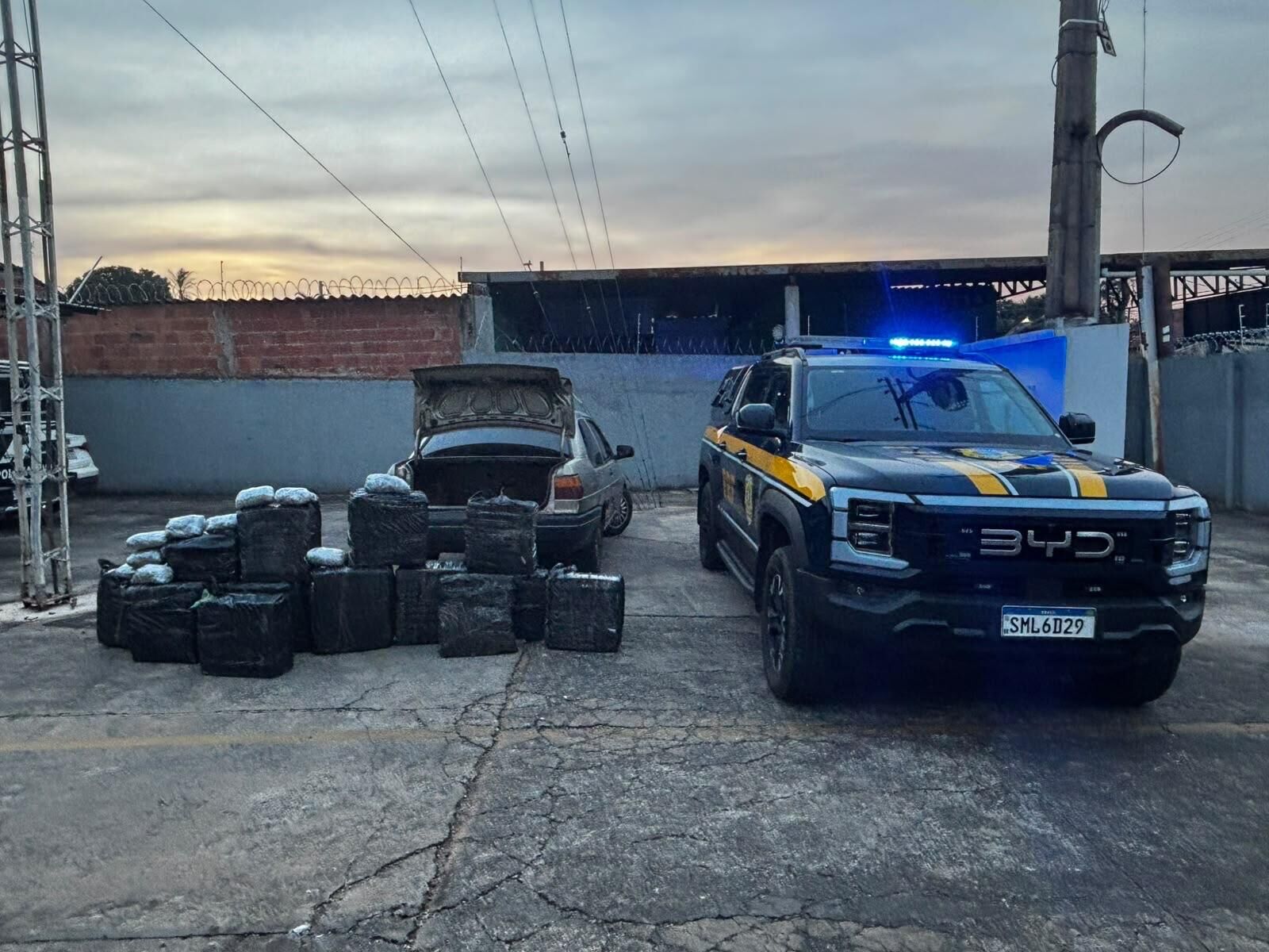 Imagem da notícia PRF apreende 426 kg de drogas após perseguição em Paranaíba