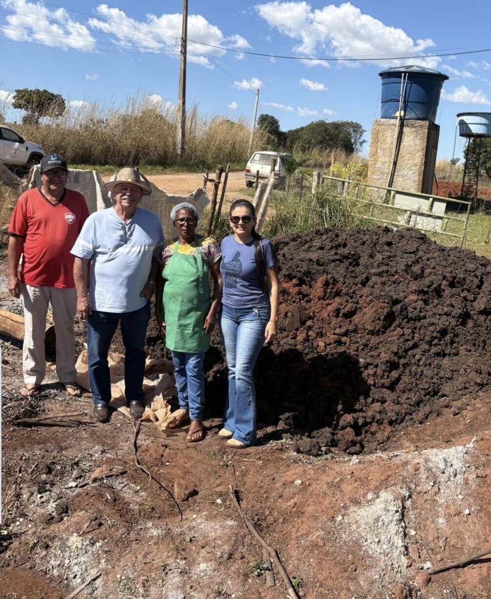 Ilustração da notícia Agricultores familiares de Paraíso das Águas recebem 200 toneladas de adubo orgânico