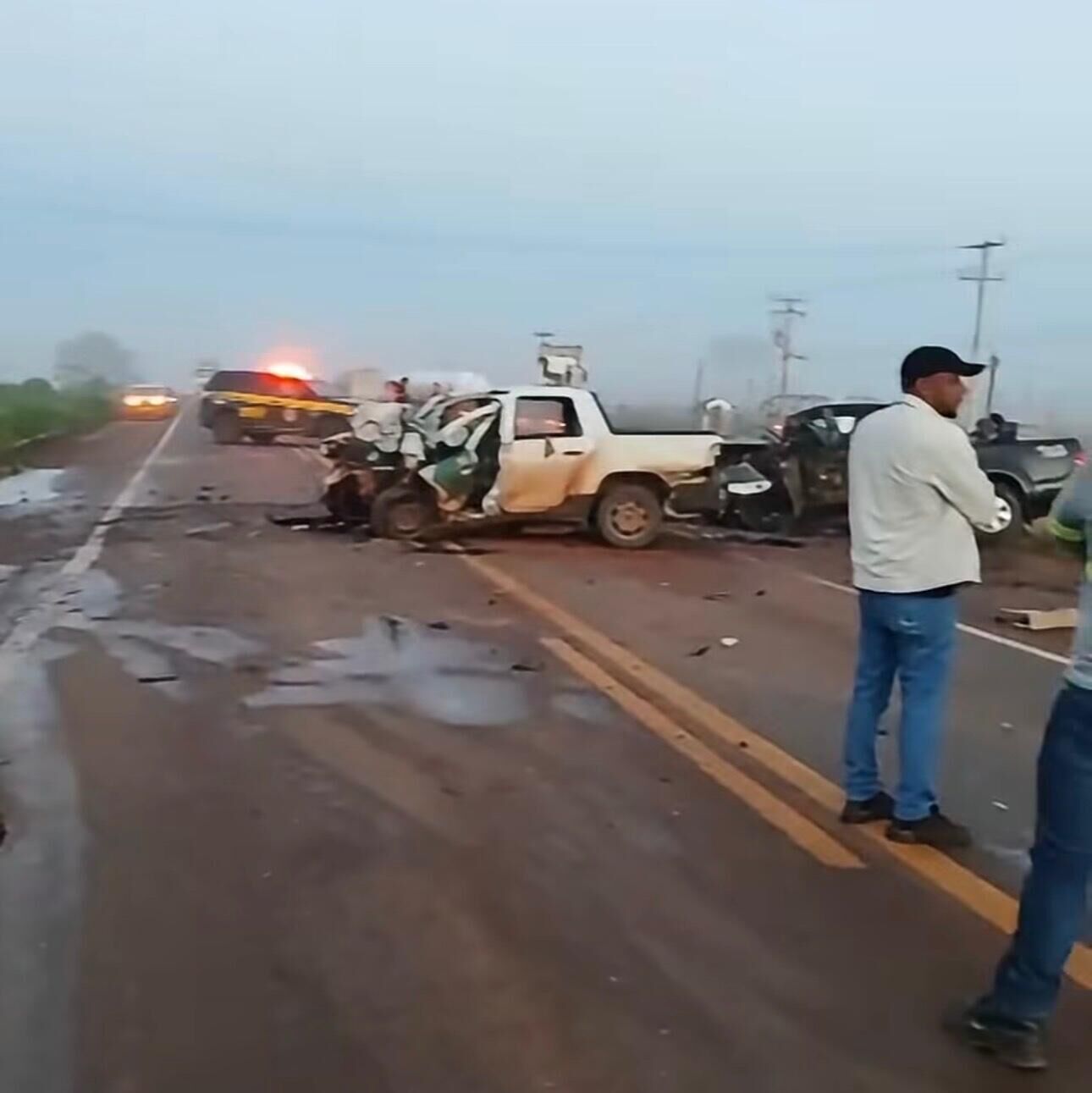 Imagem ilustrativa da matéria Colisão entre caminhonete e carro de empresa deixa duas pessoas mortas na BR-262, em Ribas do Rio Pardo