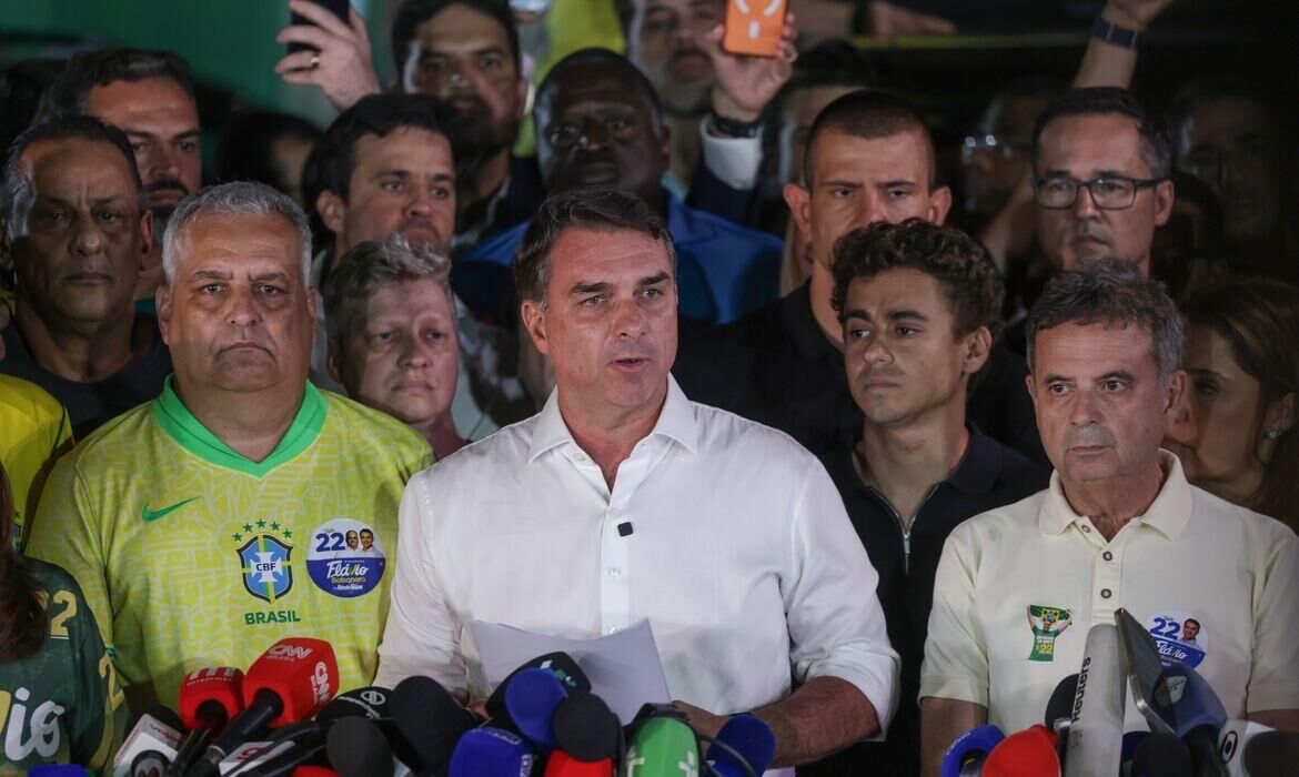 Ilustração da notícia Flávio Bolsonaro cruza fronteira argentina e segue para o Equador da MS Todo dia