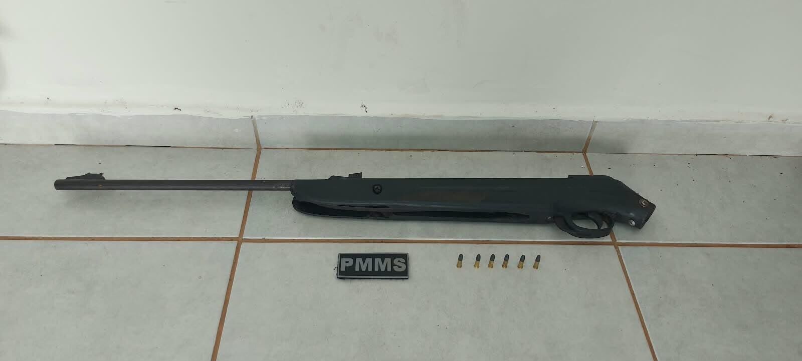 Imagem da notícia Homem de 20 anos agride adolescente de 16 e arma é achada dentro de casa em Paraíso das Águas