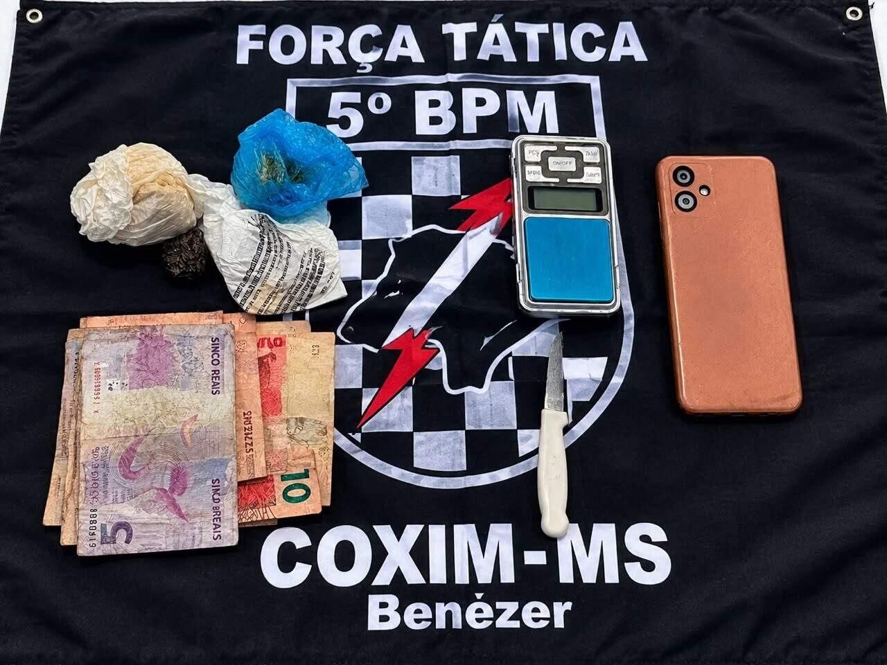 Ilustração da notícia Homem é preso com pasta base, balança e dinheiro em Coxim da MS Todo dia