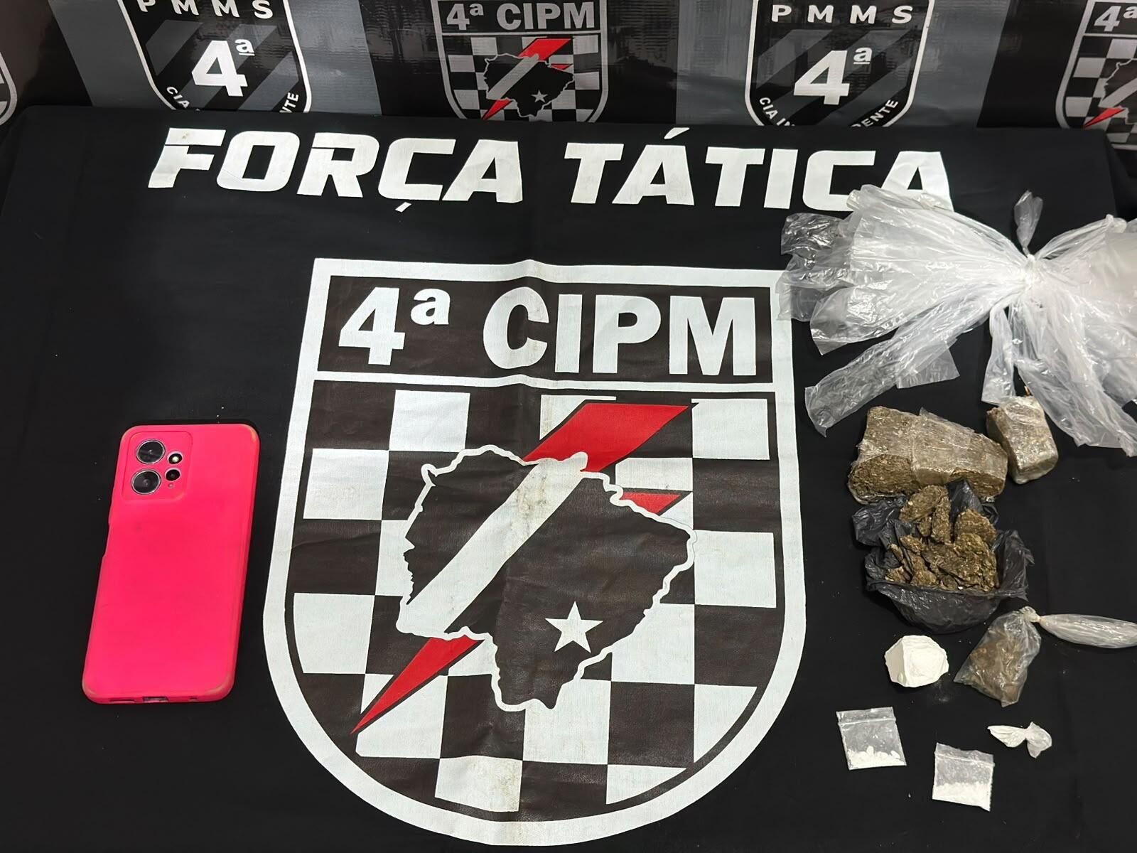 Ilustração da notícia Mulher é presa com cocaína e maconha após polícia ouvir criança chorando em Chapadão do Sul da MS Todo dia