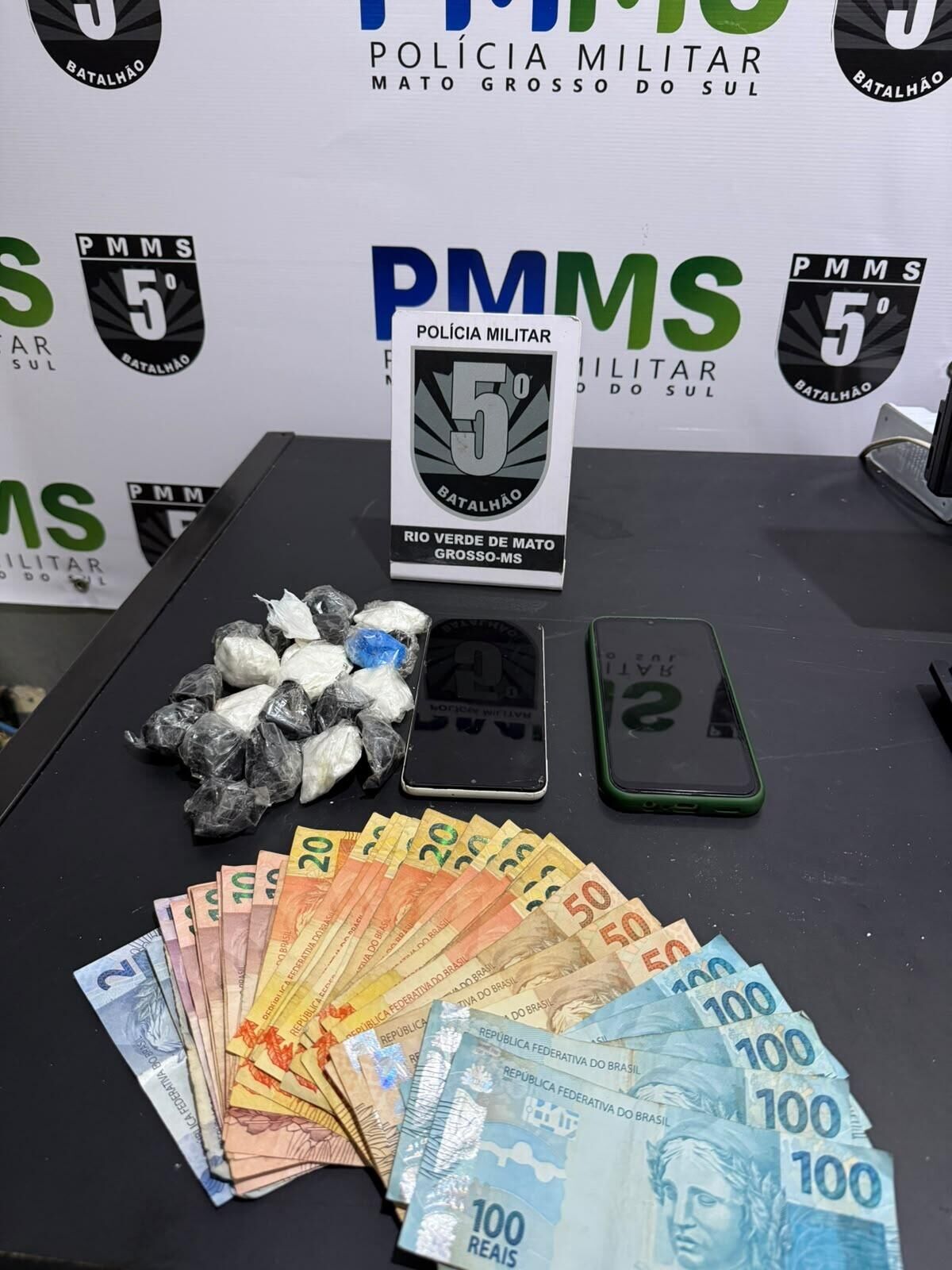 Ilustração da notícia Com mais de R$ 1000 reais e drogas, homem é preso em bar de Rio Verde da MS Todo dia