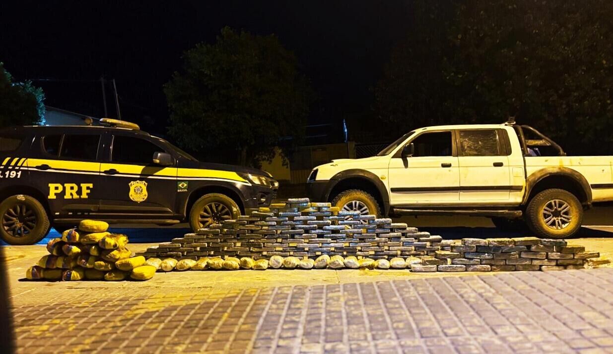Imagem ilustrativa da matéria PRF encontra cocaína, skunk e pasta base em caminhonete em Rio Negro