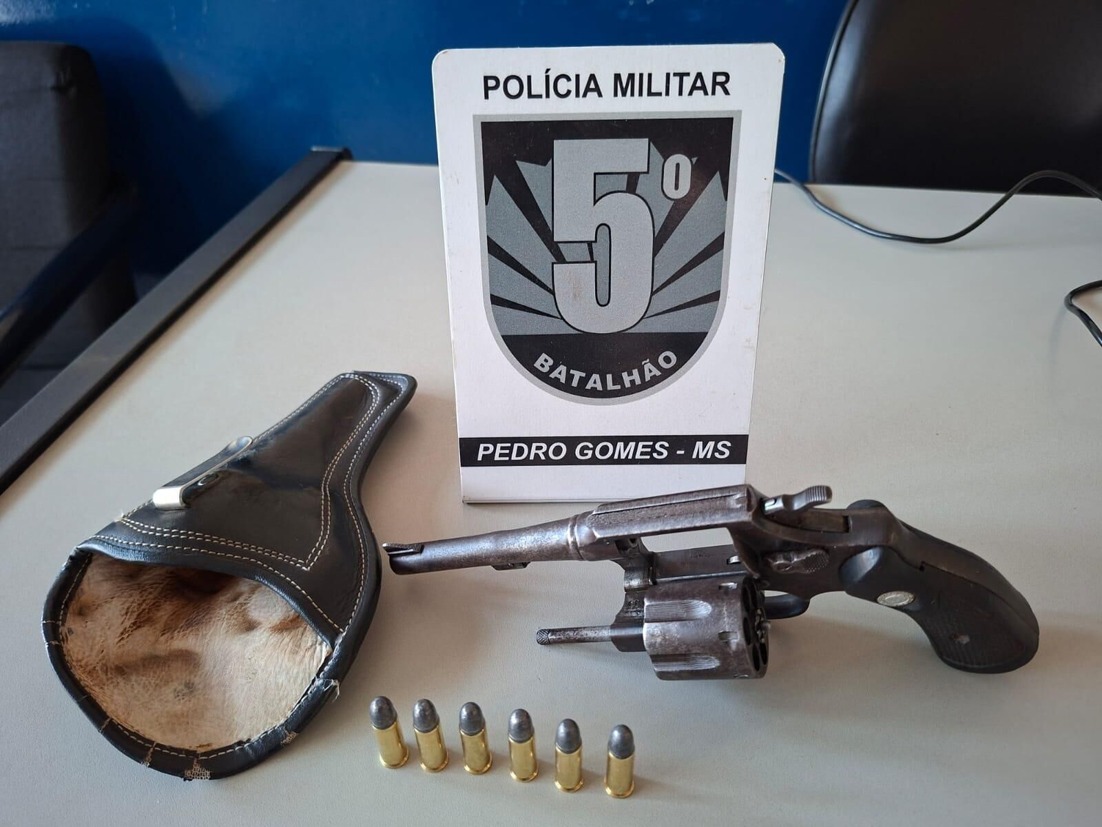 Ilustração da notícia Homem é preso com revólver e seis munições em Pedro Gomes da MS Todo dia