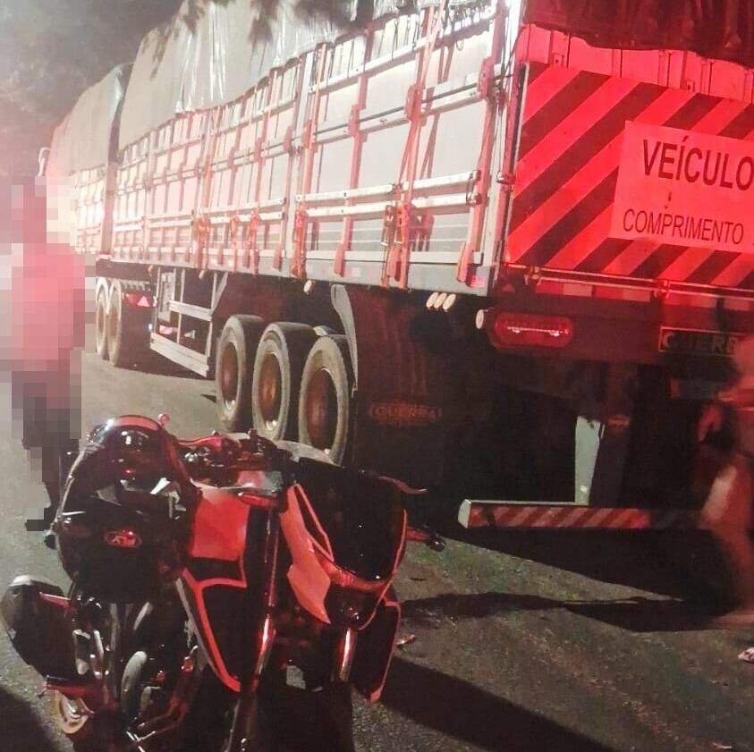 Imagem da notícia Motociclista fica gravemente ferido após bater contra carreta em Coxim
