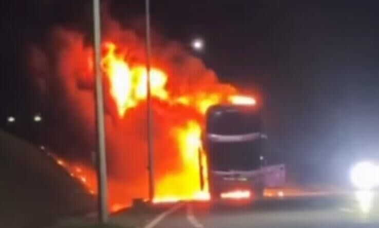 Imagem ilustrativa da matéria Ônibus pega fogo na BR-158 e fica completamente destruído perto de pedágio em Aparecida do Taboado