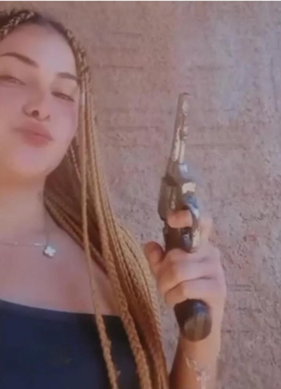 Ilustração da notícia Jovem de 18 anos ligada à facção morre em confronto com a polícia em MS; ela ostentava armas nas redes sociais da MS Todo dia