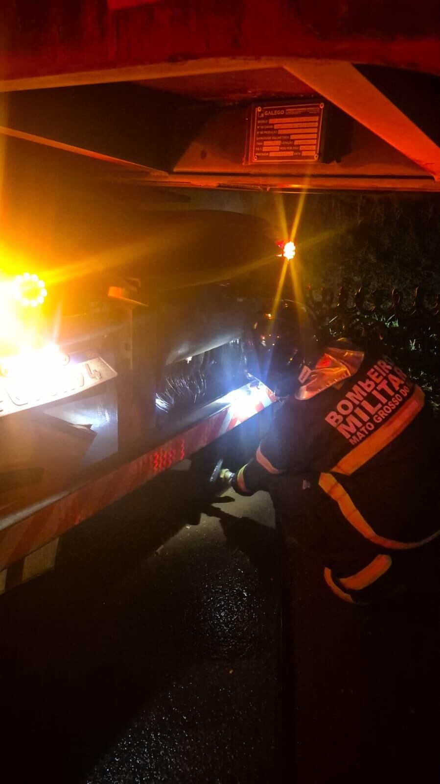 Imagem da notícia Carreta carregada com bezerros pega fogo após pneu estourar em Chapadão do Sul