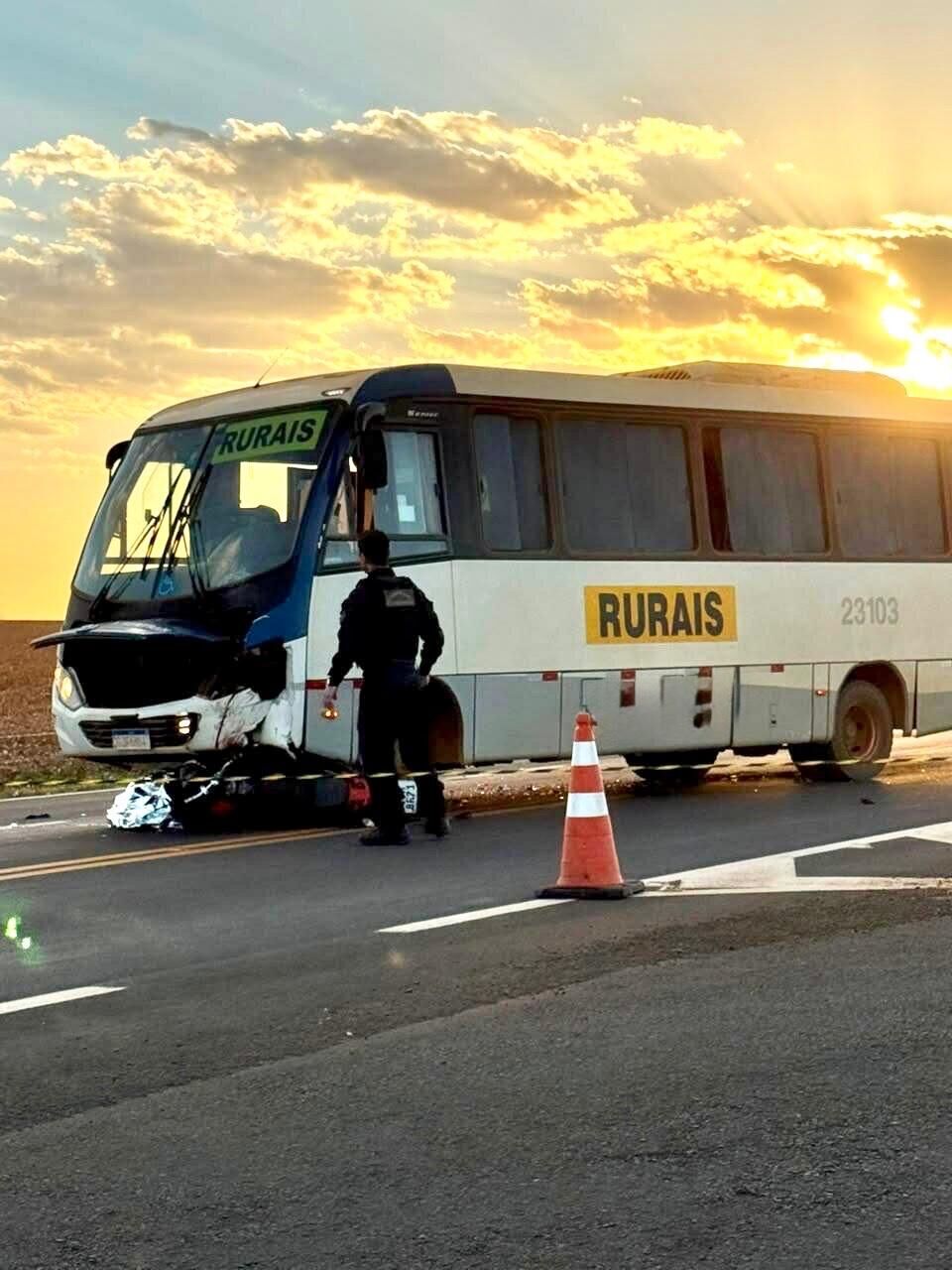 Imagem da notícia Colisão fatal na MS-306: motociclista de 26 anos morre preso embaixo de micro-ônibus