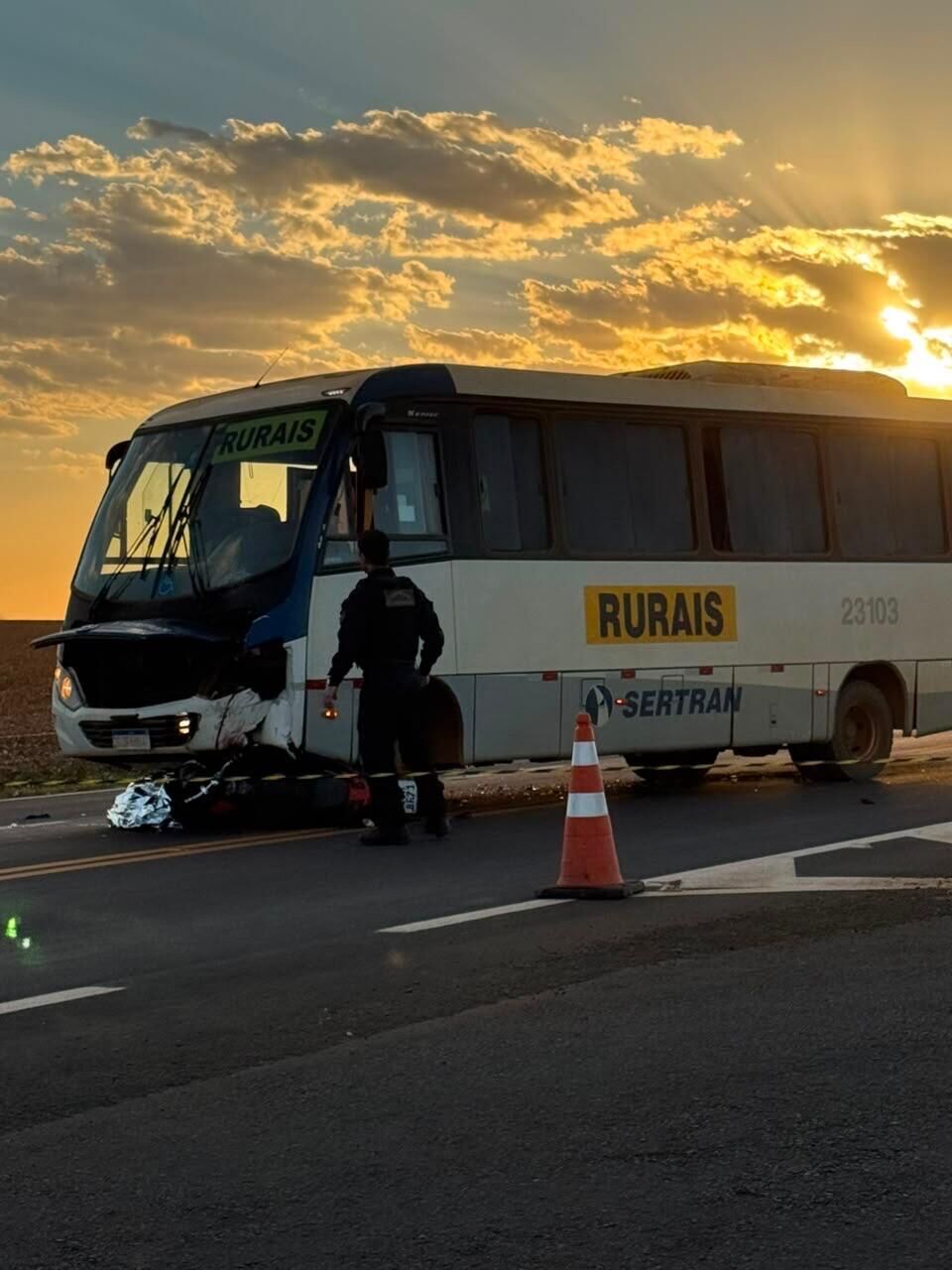 Imagem ilustrativa da matéria Colisão fatal na MS-306: motociclista de 26 anos morre preso embaixo de micro-ônibus