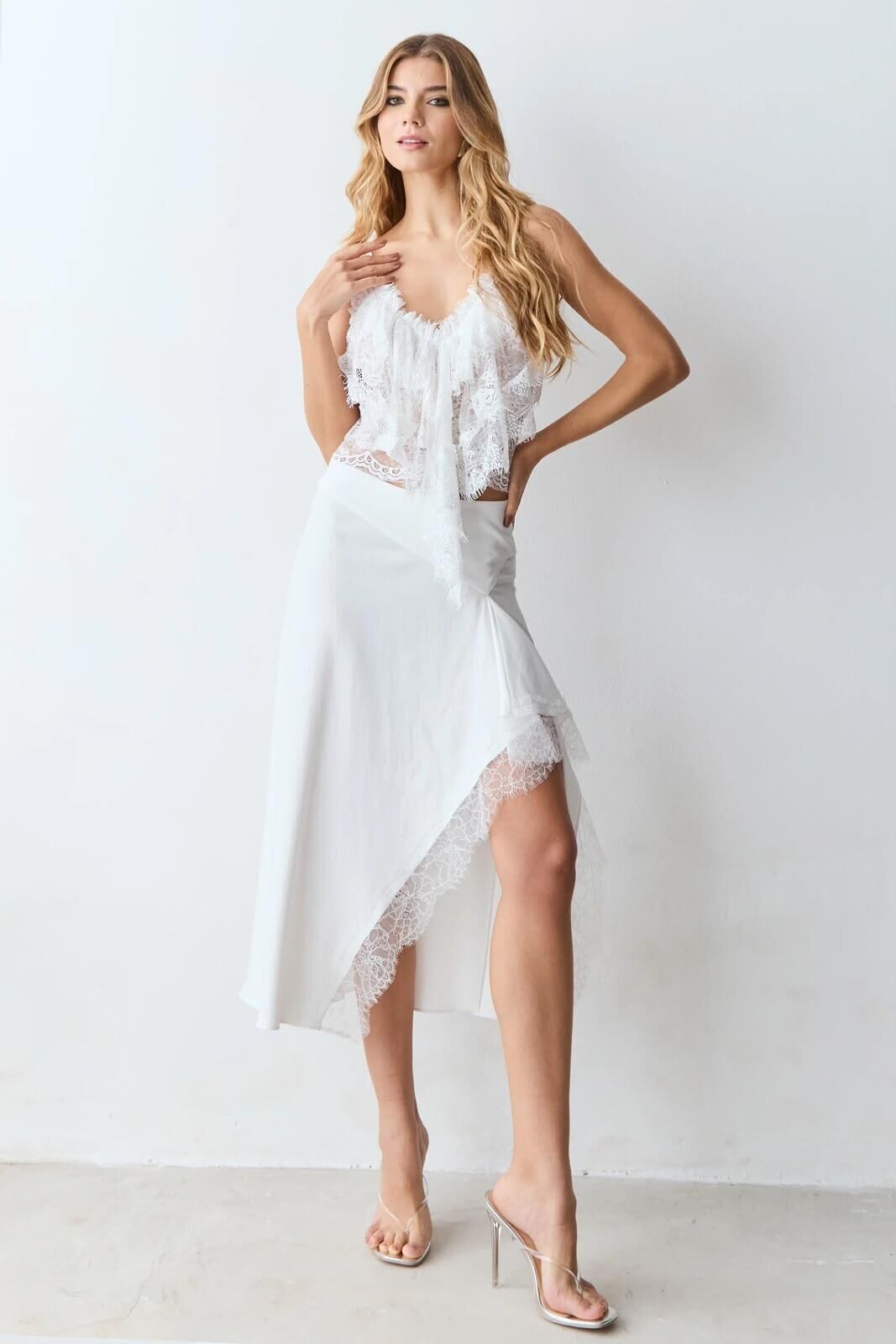 Imagem de Cropped De Alça Fina Em Renda Com Detalhe Decote Off White Zen