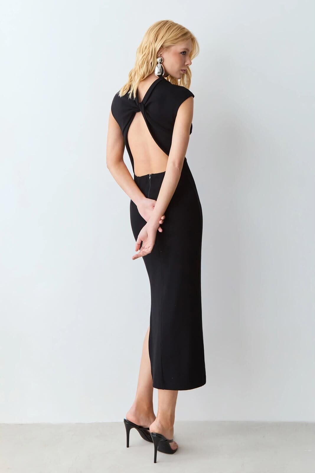 Imagem de Vestido Mídi Abertura E Torção Costas Gola Preto Zen