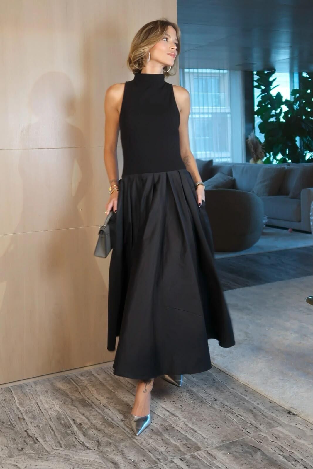 Imagem de Vestido Mídi gola Alta Com Barra Ampla Rodada Preto Zen