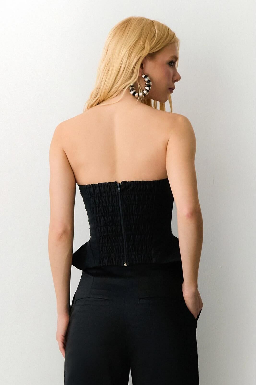 Imagem de Cropped Tomara Que Caia Recortes Com Barbatanas Lateral Ampla Preto