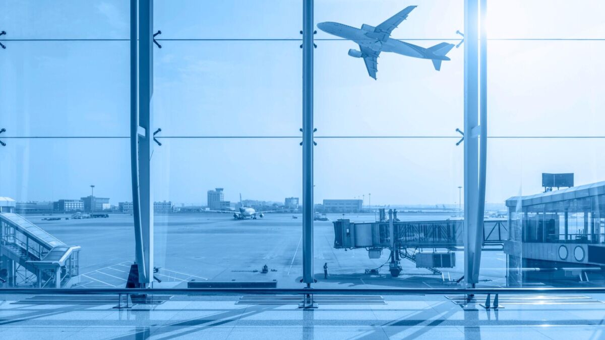 Terminal de aeroporto com aeronave