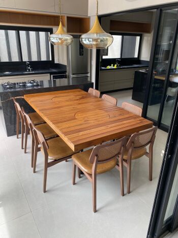 Mesa Industrial Teca Ripada 200x120cm com tampo giratório embutido com Cadeira Pérola