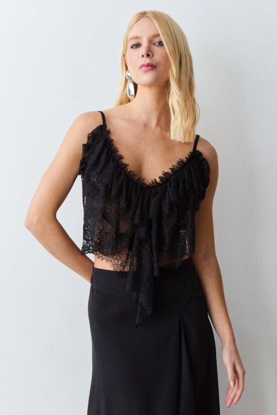 Imagem de Cropped De Alças Fina Em Renda Com Detalhe Decote Preto Zen