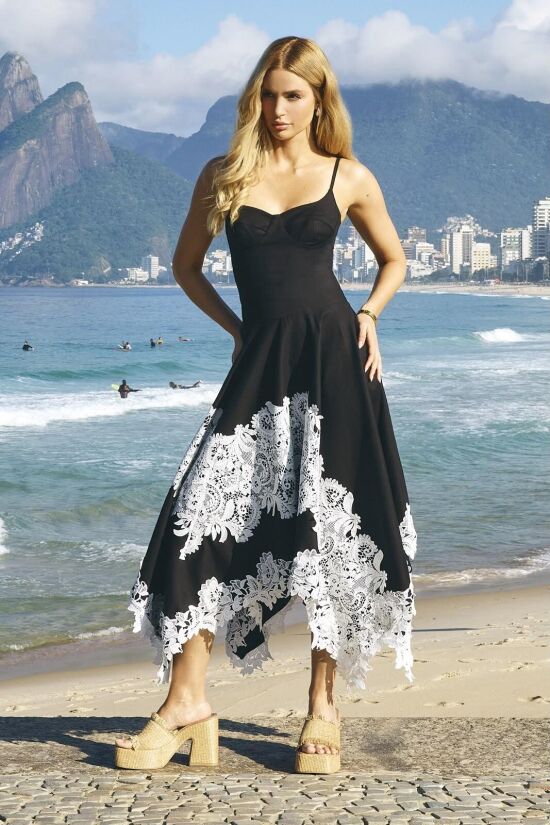 Imagem de Vestido Mídi Acinturado Recorte Busto Detalhes Renda Preto Zen