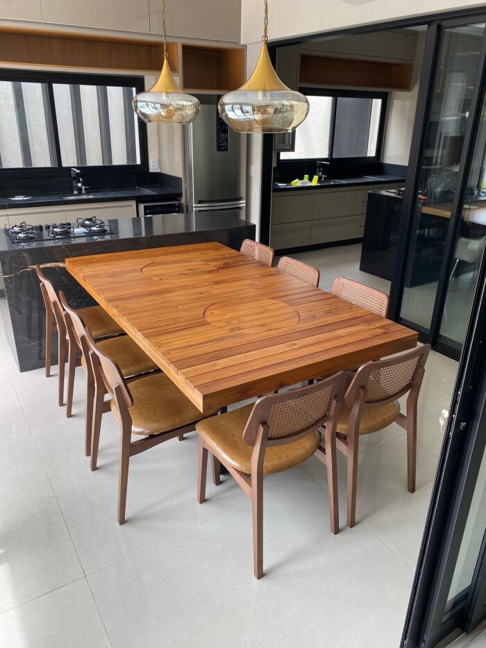 Imagem de Mesa Industrial Teca Ripada 200x120cm com tampo giratório embutido com Cadeira Pérola