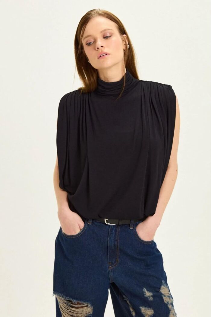 Imagem de Blusa Alê Preta Le Blog