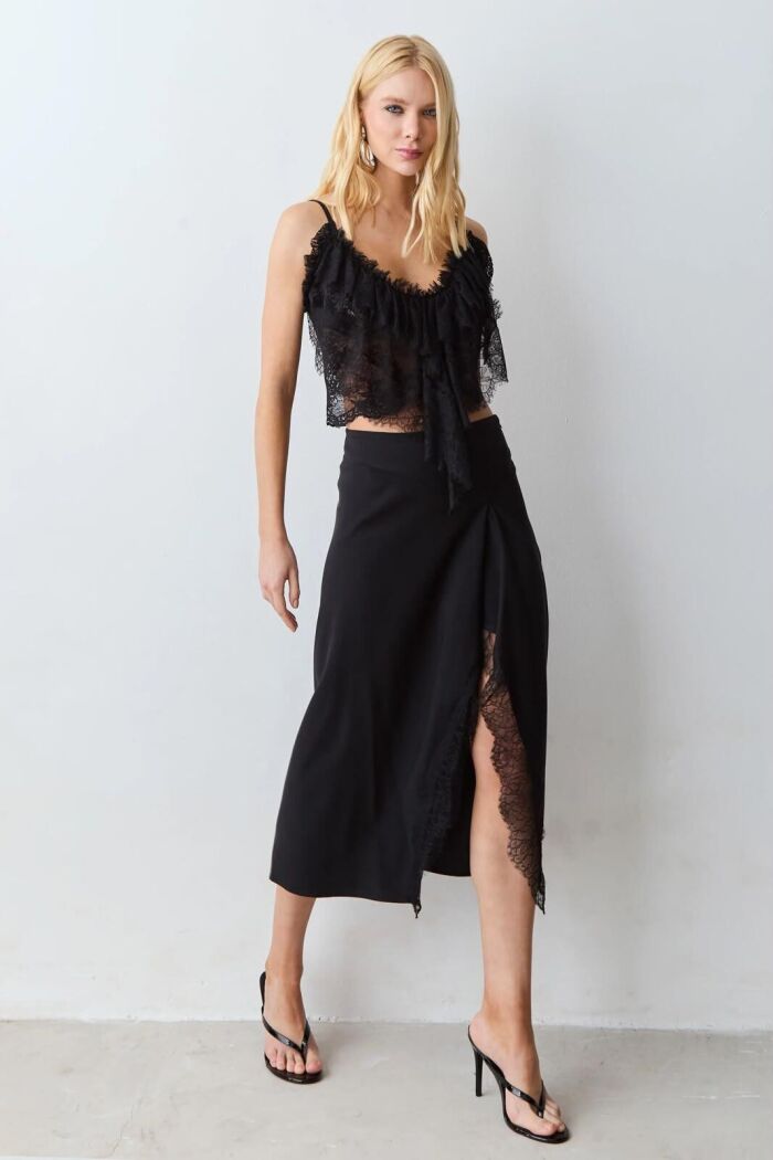 Imagem de Cropped De Alças Fina Em Renda Com Detalhe Decote Preto Zen