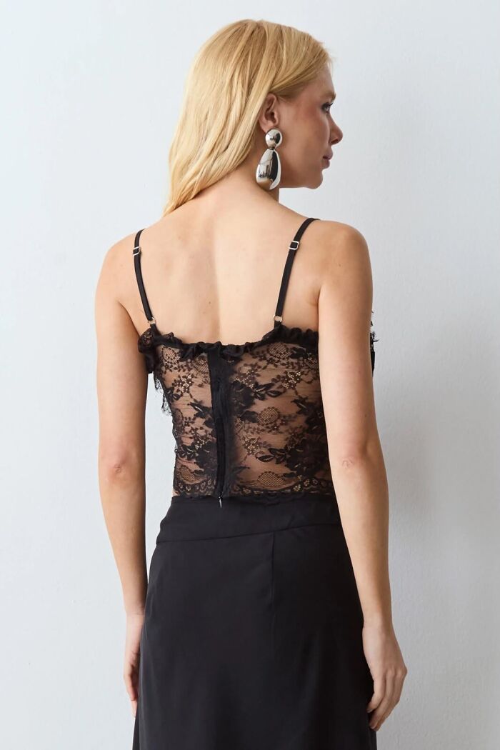 Imagem de Cropped De Alças Fina Em Renda Com Detalhe Decote Preto Zen