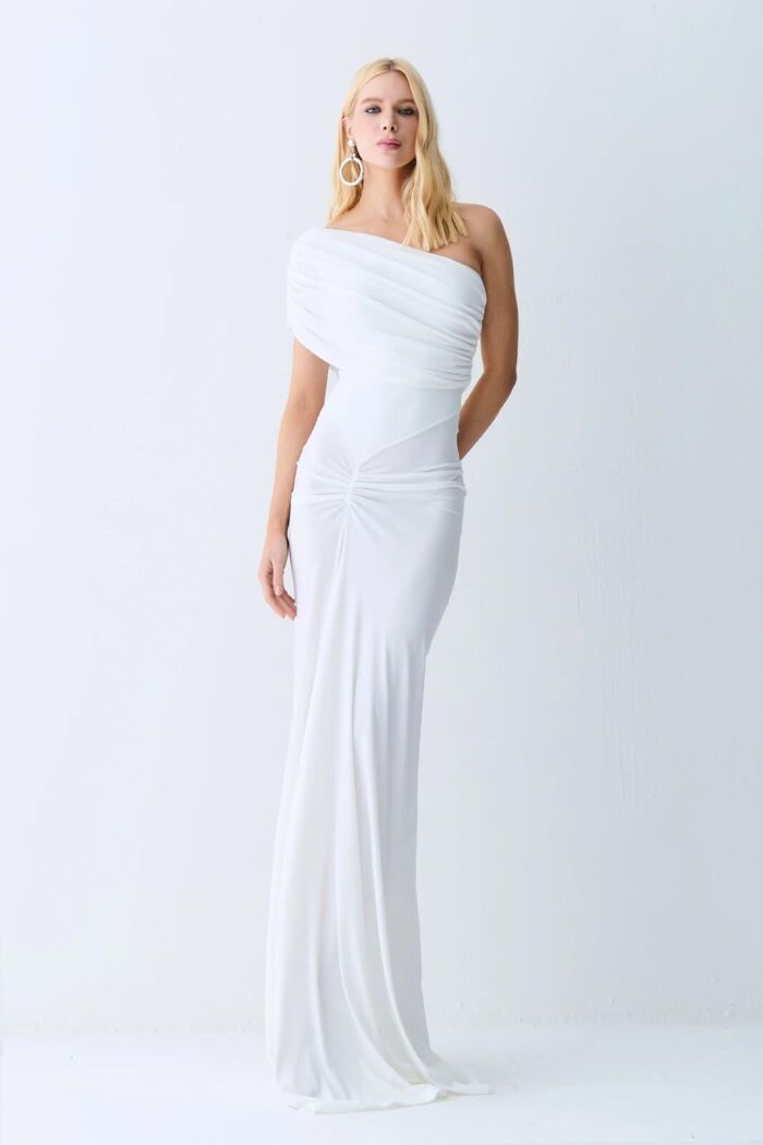 Imagem de Vestido Longo Franzidos Detalhe Frontal Um Ombro Só Off White Zen