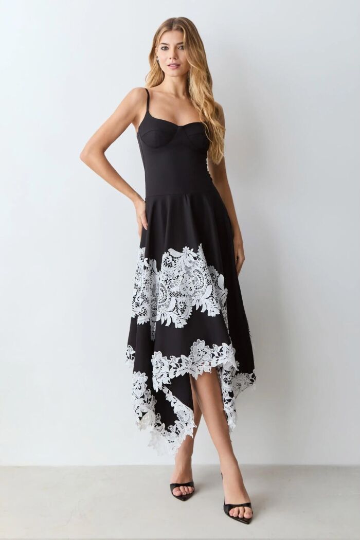 Imagem de Vestido Mídi Acinturado Recorte Busto Detalhes Renda Preto Zen