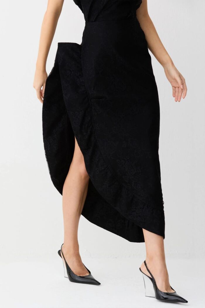 Imagem de Vestido Mídi Com Volume Estruturado Decote e Lateral Preto Zen