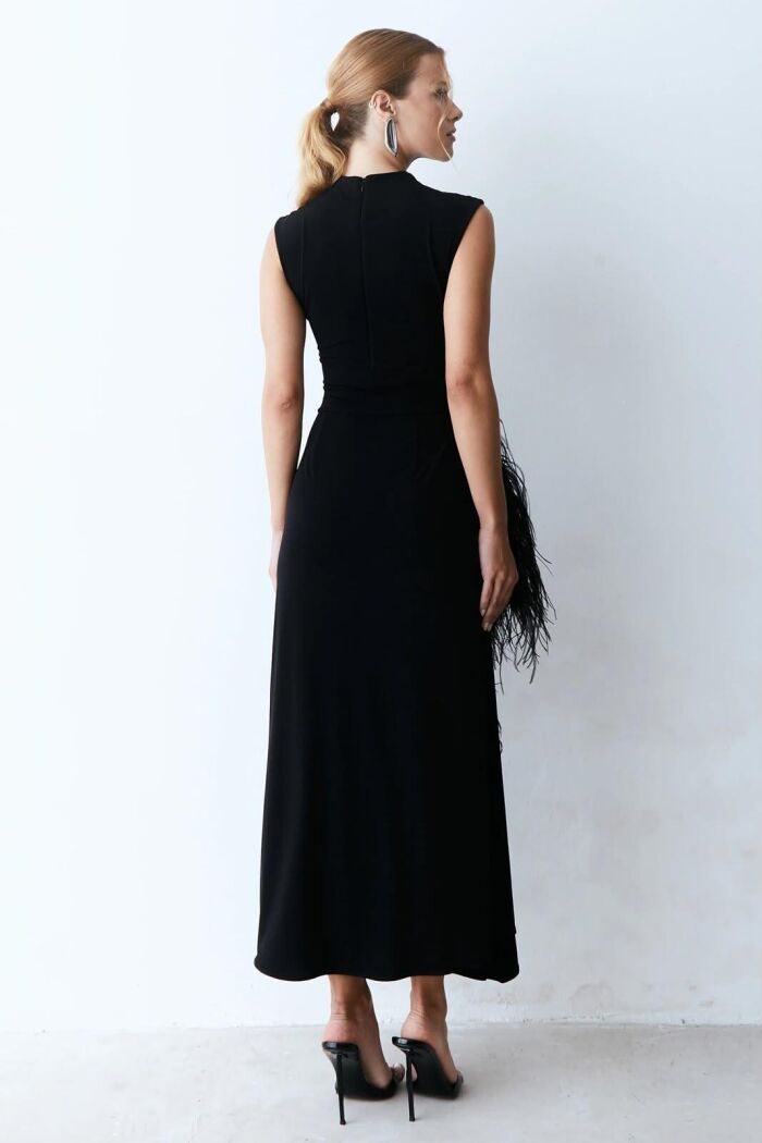 Imagem de Vestido Mídi Franzido Ombro E Lateral Com Plumas Preto Zen