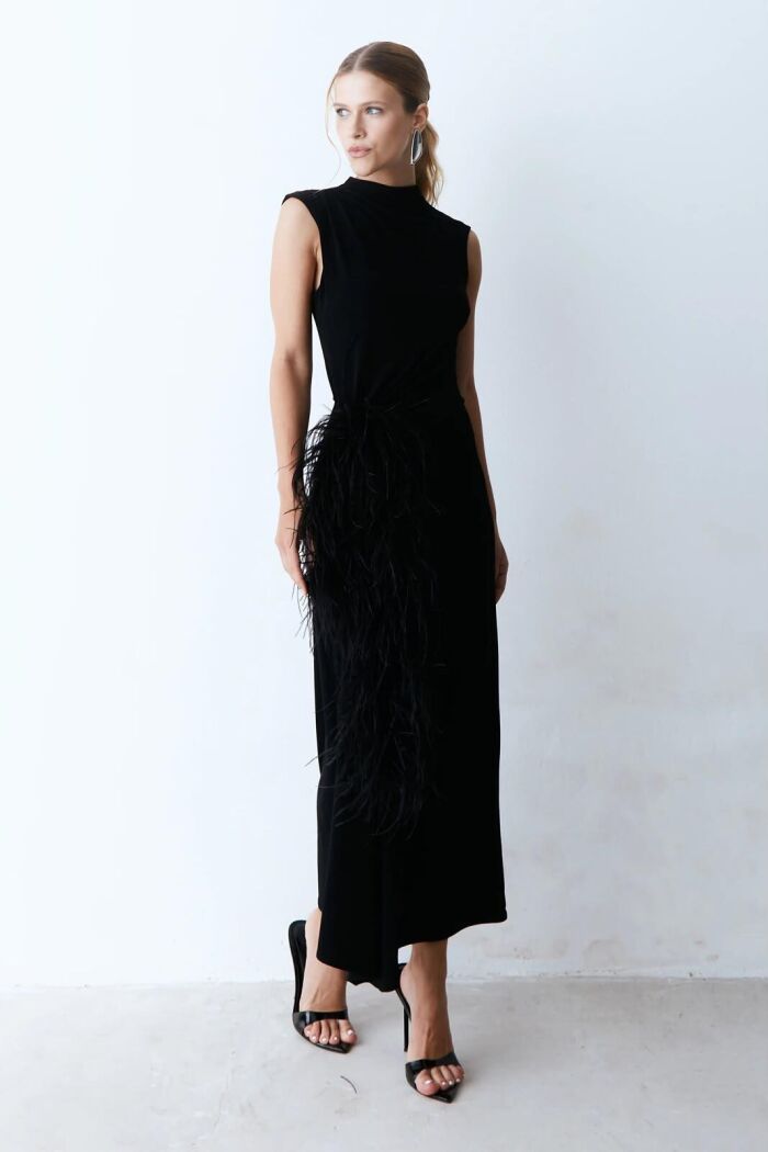 Imagem de Vestido Mídi Franzido Ombro E Lateral Com Plumas Preto Zen