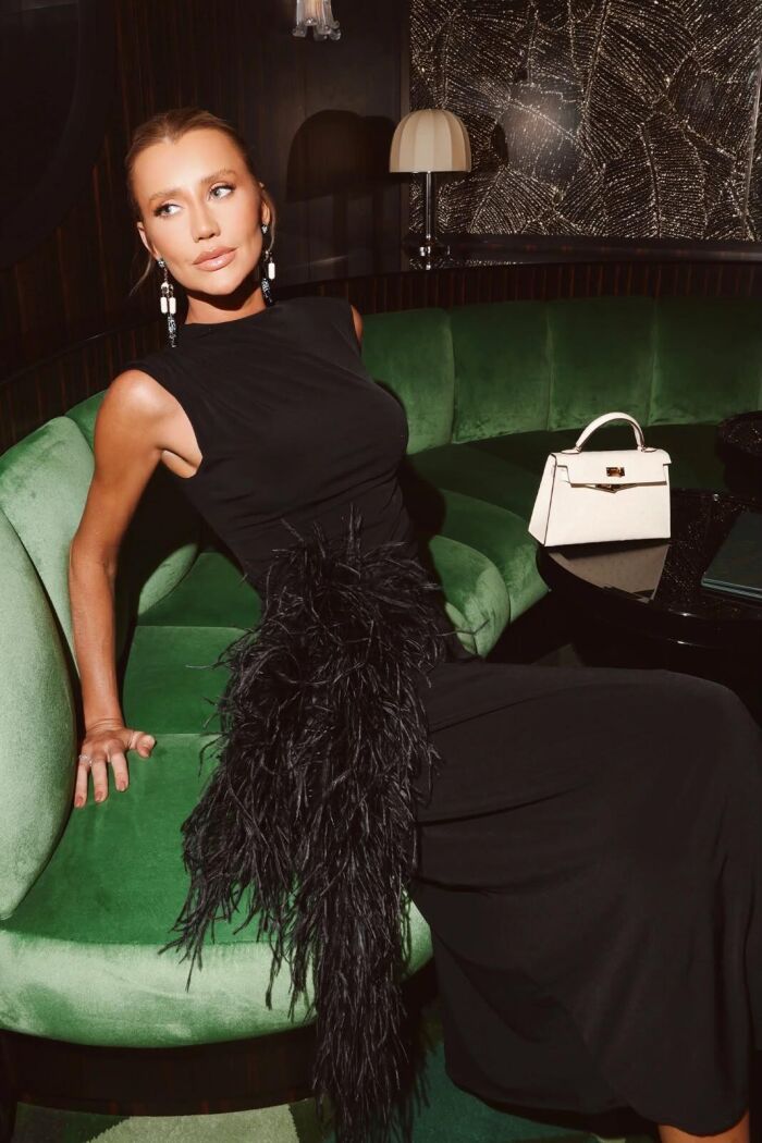 Imagem de Vestido Mídi Franzido Ombro E Lateral Com Plumas Preto Zen