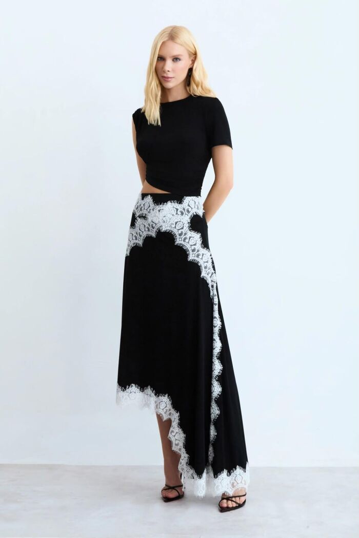 Imagem de Vestido Mídi Com Abertura Lateral E Detalhes Renda Preto Zen