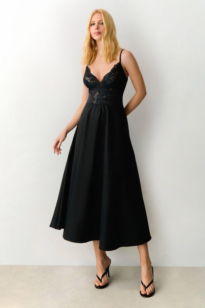 Imagem de Vestido Mídi Em Renda Alça Fina E Saia Estruturado Preto